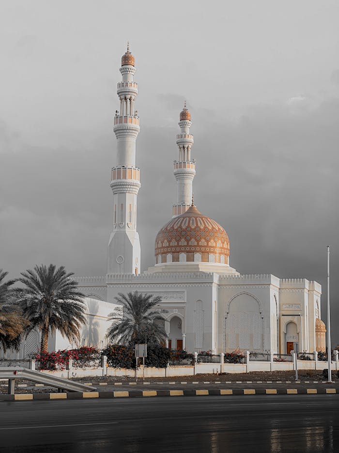 golden-dome-of-a-mosque-in-oman-27307136